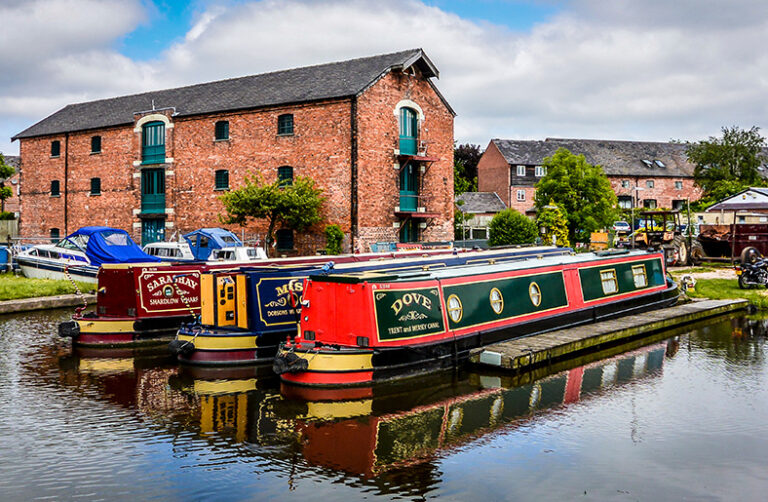 A Complete Guide to Narrow Boats All You Need to Know!